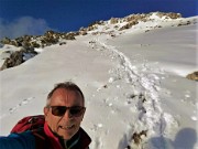 78 Sguardo indietro al percorso di discesa affondando piacevolmente nella neve 